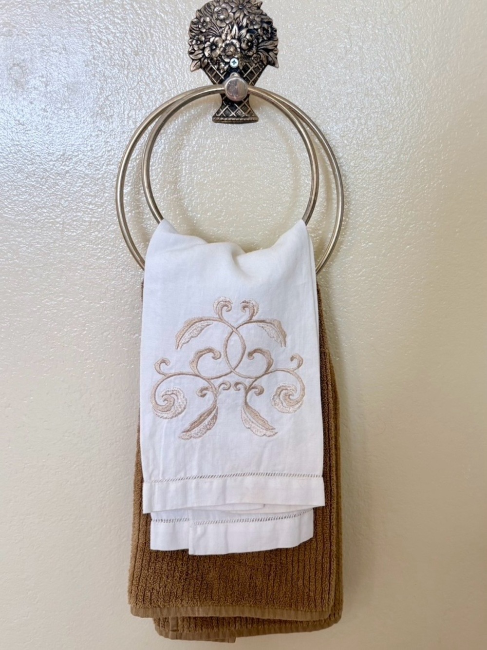 Vintage Brass Floral Basket Double Towel Ring Wall Mount Hollywood Regency - Picture 3 of 9